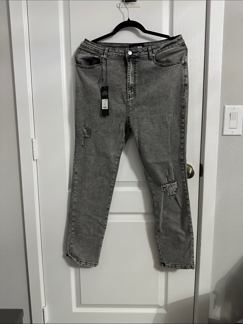 Fashion Nova Women's Gray Distressed Straight-Leg Jeans
